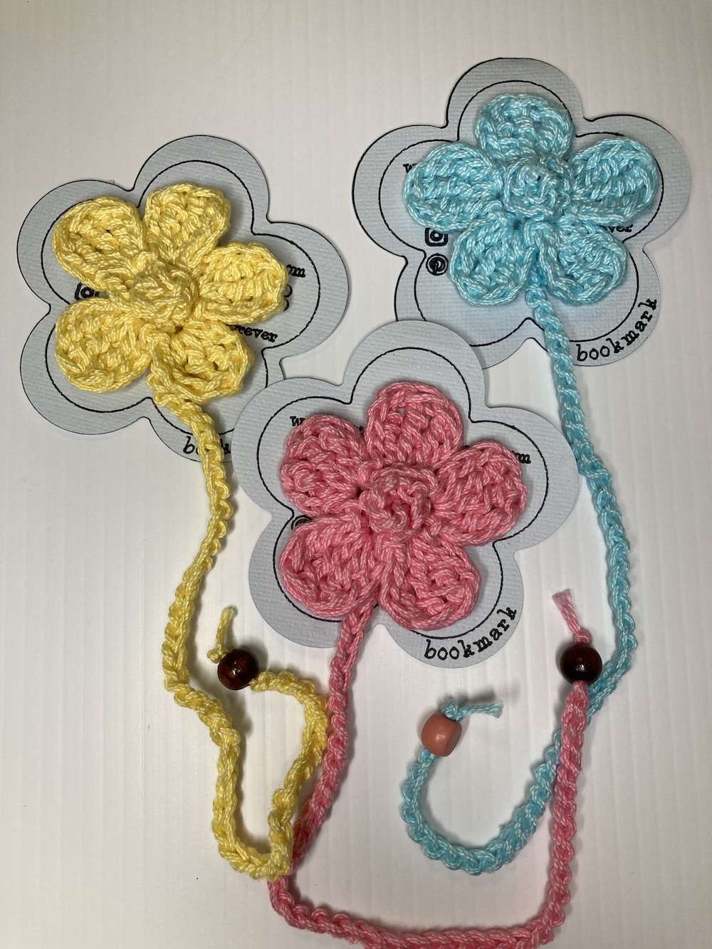daisy-crochet-bookmark-pink-blue-yellow