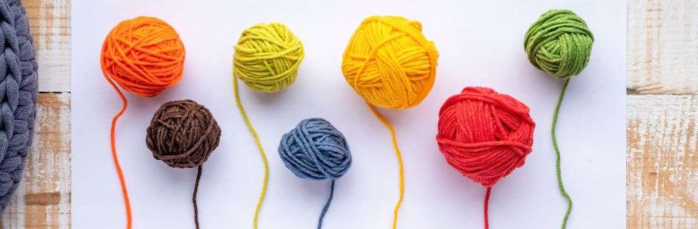 line-of-coloured-balls-of-yarn